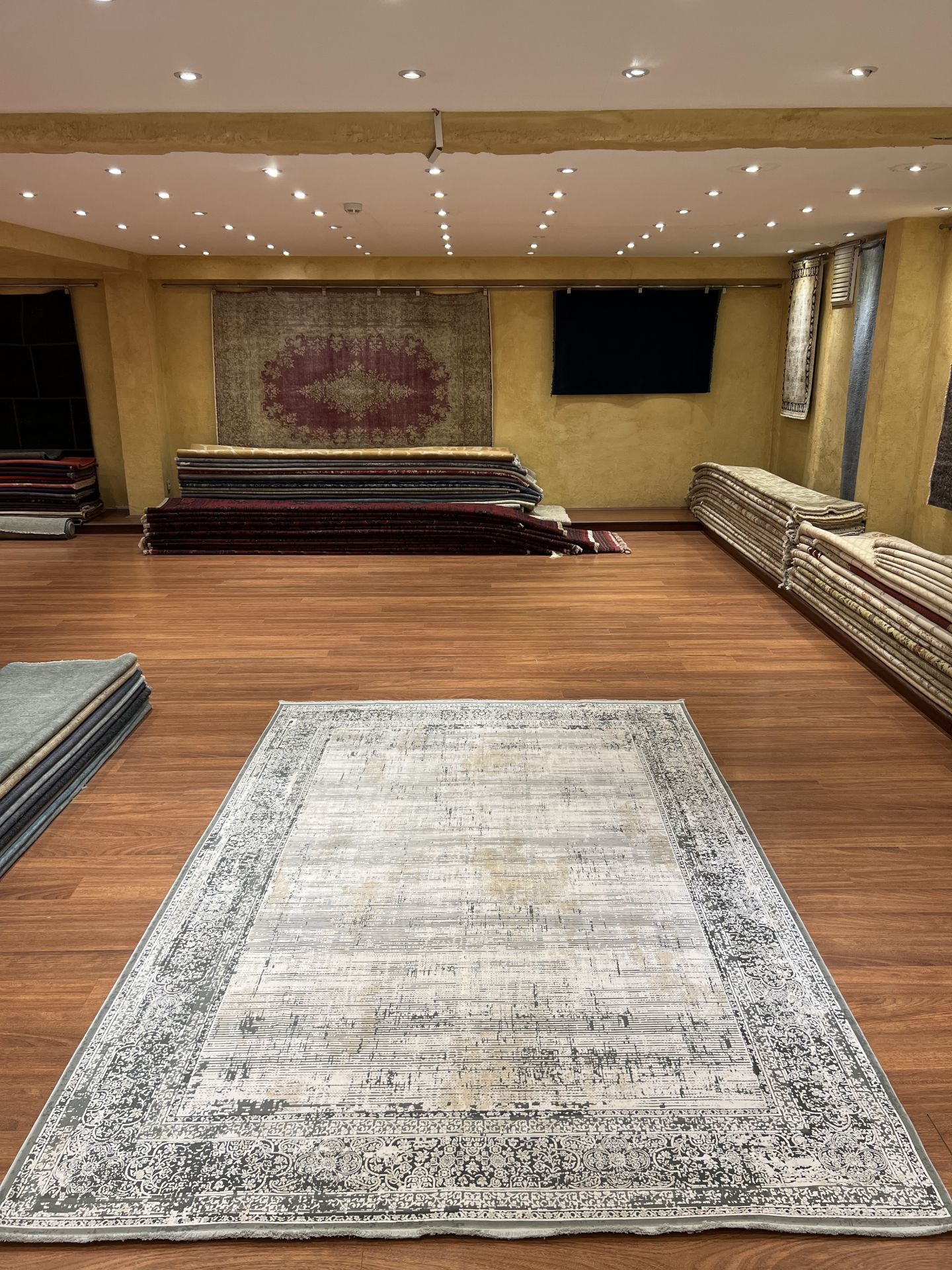 Damask Desen Açık Renk Halı