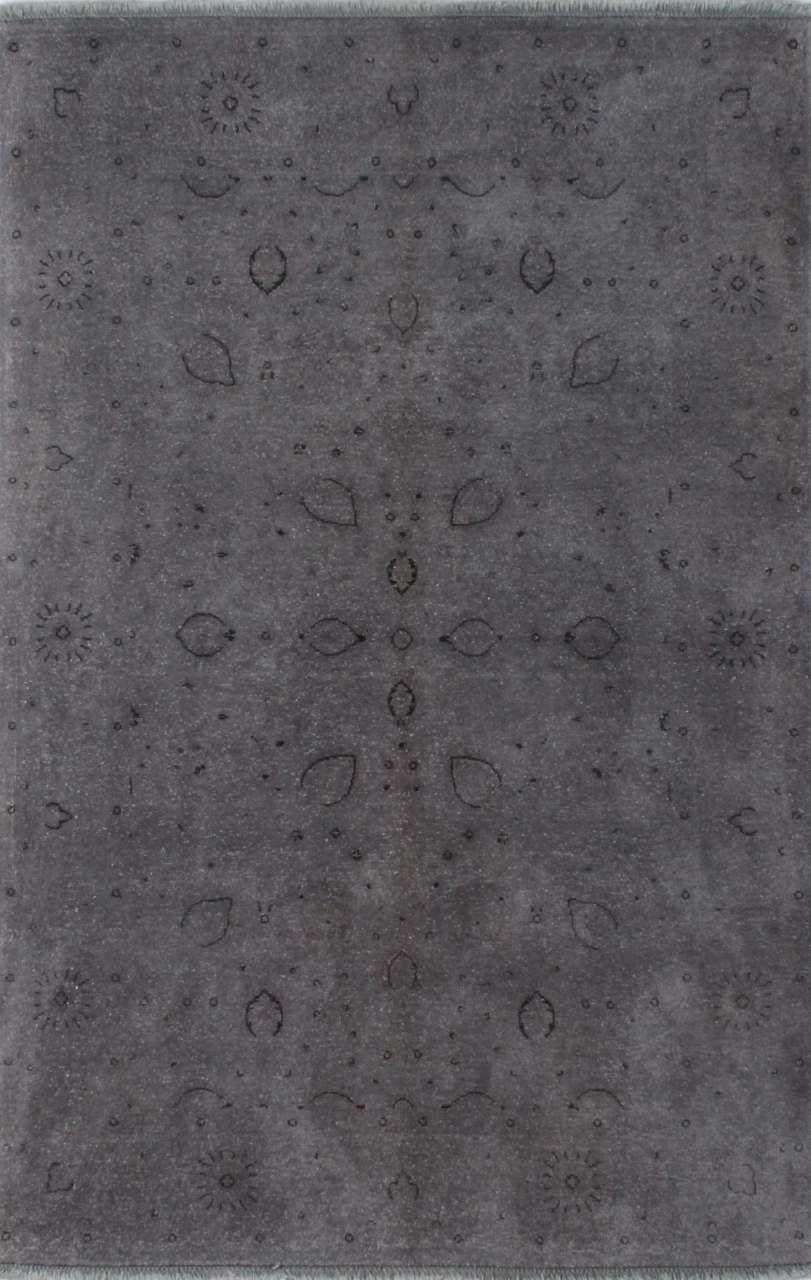 Kendinden Hafif Desenli Koyu Renk Yün Halı