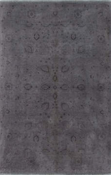 Kendinden Hafif Desenli Koyu Renk Yün Halı