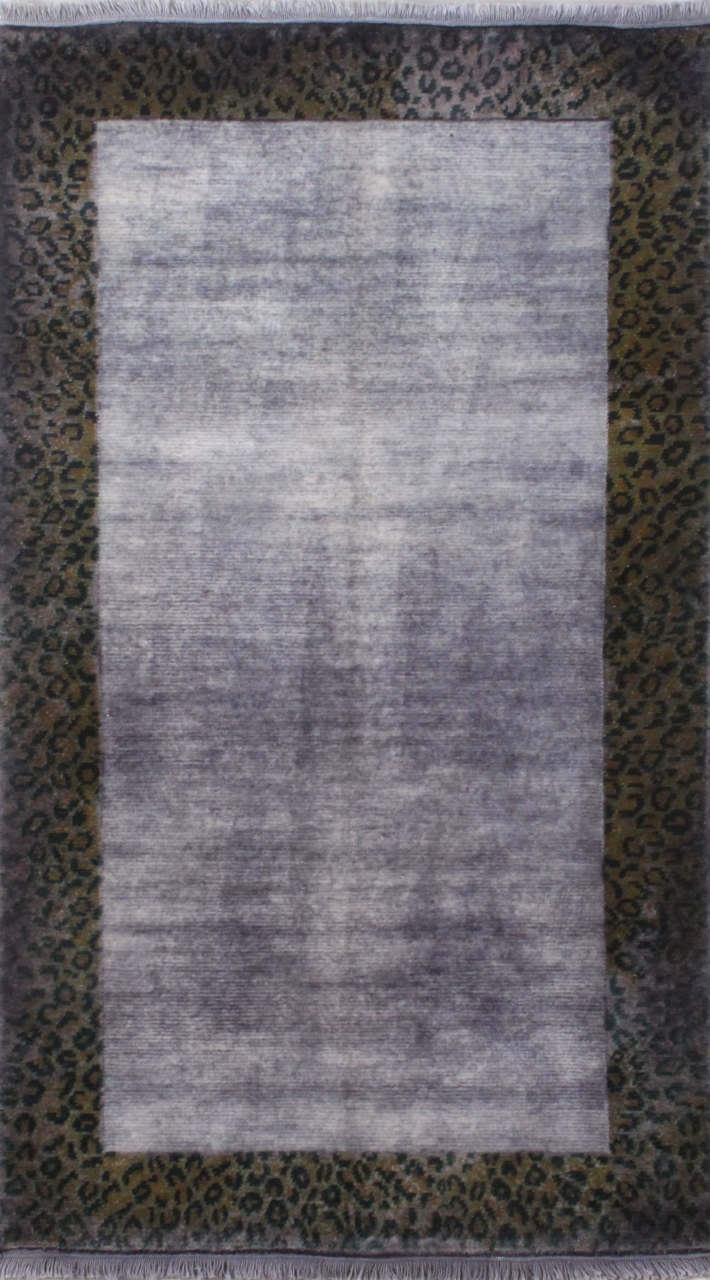 Kenarı Leopar Desenli Gri Halı