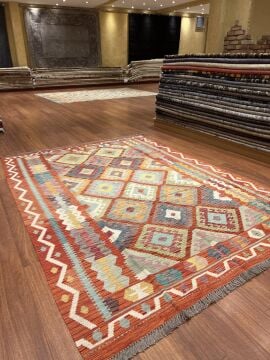 Geleneksel Motifli Kilim