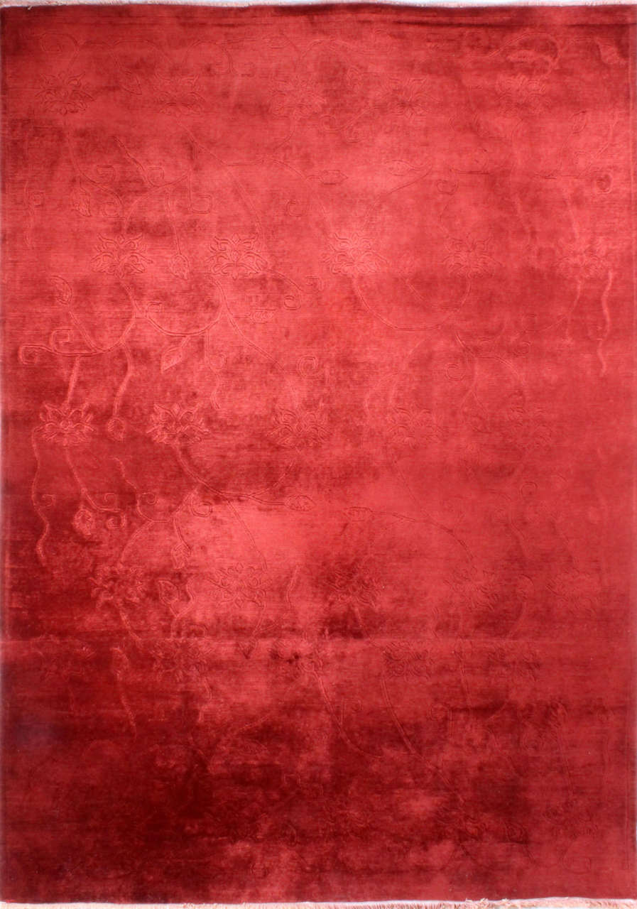 İçinde Kendinden Oyma Desenli Kırmızı Halı