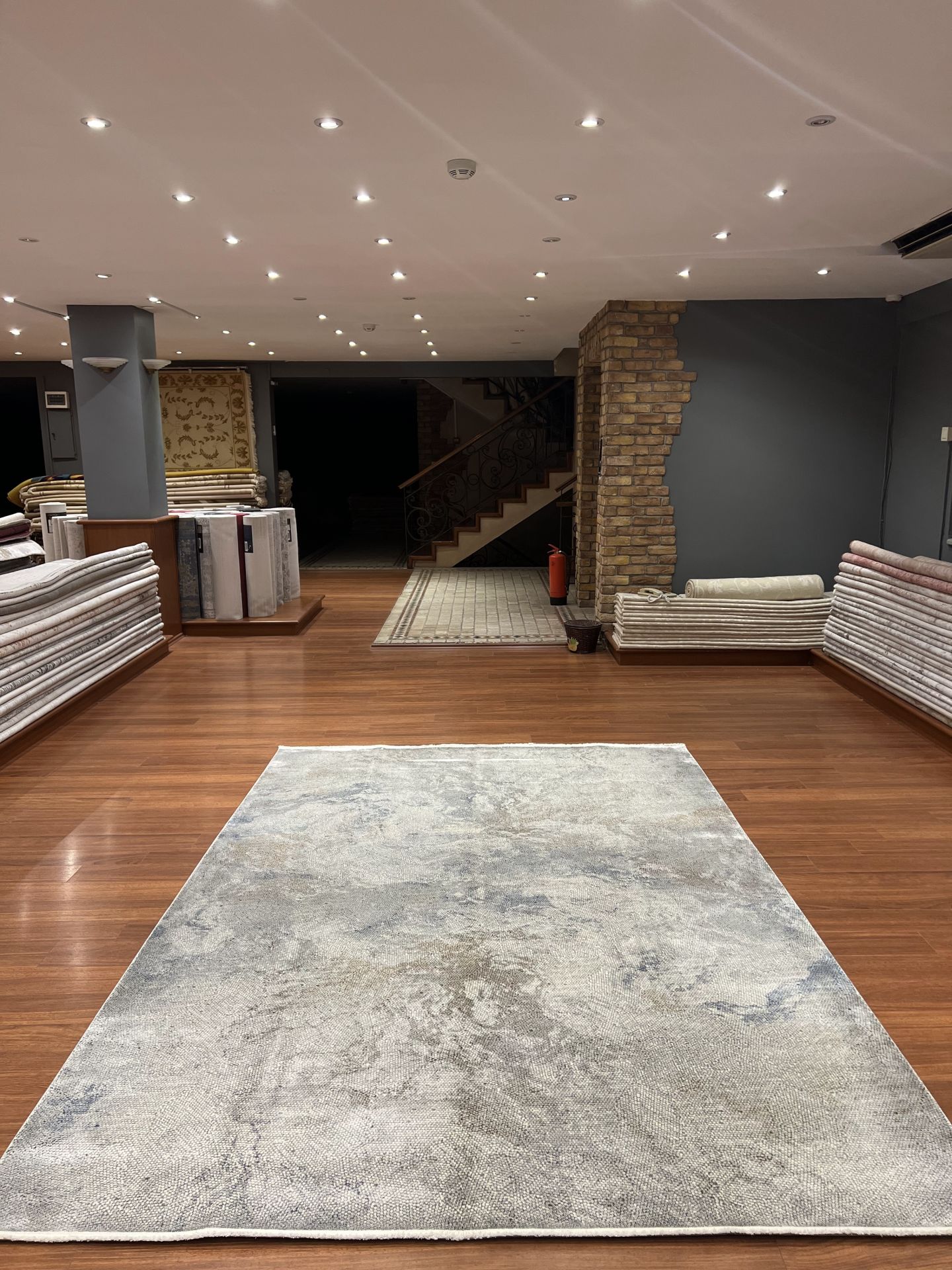 Modern Desenli Mavi Halı