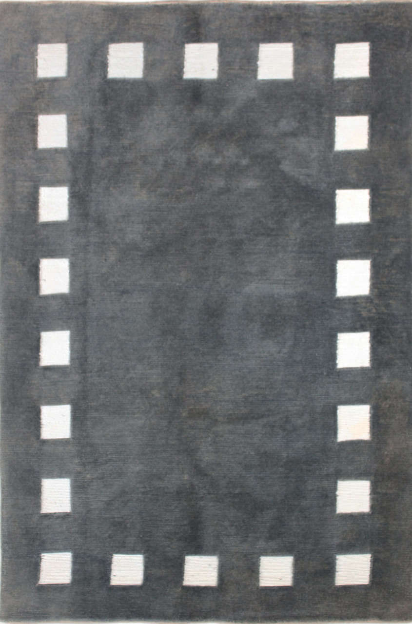 Kenarlarında İpek Kareler Olan El Halısı