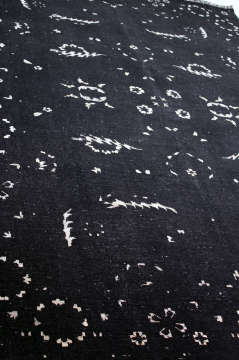 Beyaz İpek Desenli Siyah Salon Halısı