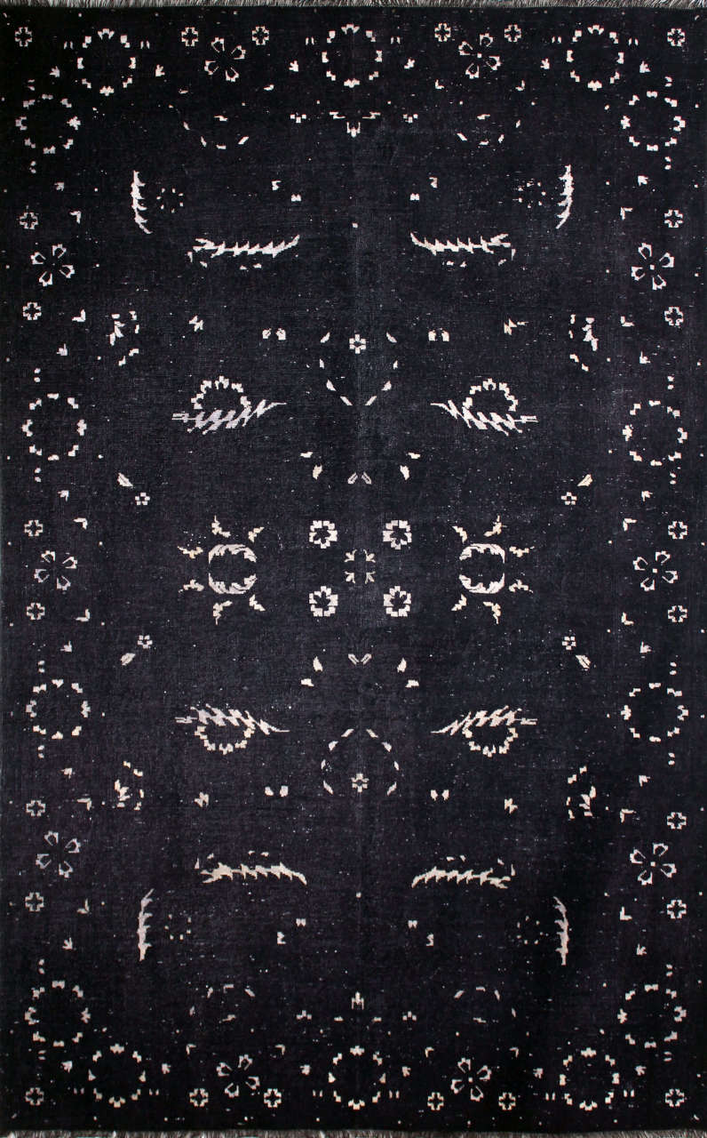 Beyaz İpek Desenli Siyah Salon Halısı