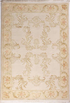 Desenleri İpek Olan Dömiklasik Salon Halısı