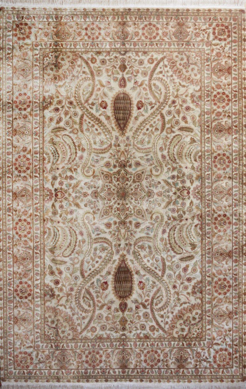 İnce Desenli Klasik İpekli Halı