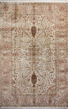 İnce Desenli Klasik İpekli Halı