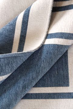 Beyaz Çerçeveli Mavi Kilim