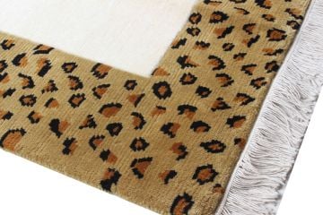 Kenarı Leopar Desenli Halı