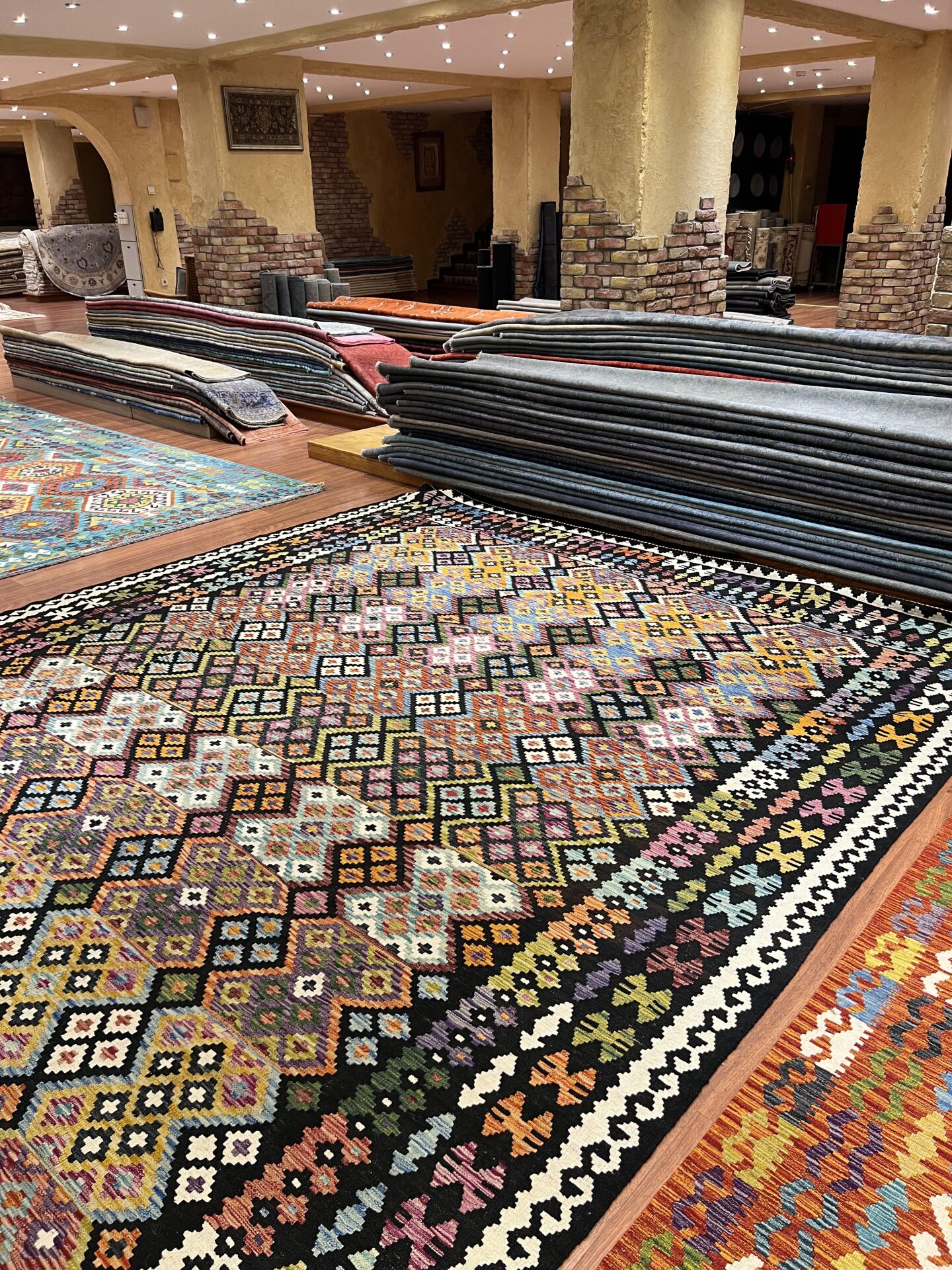 Siyah Detaylı Büyük Boy Kilim