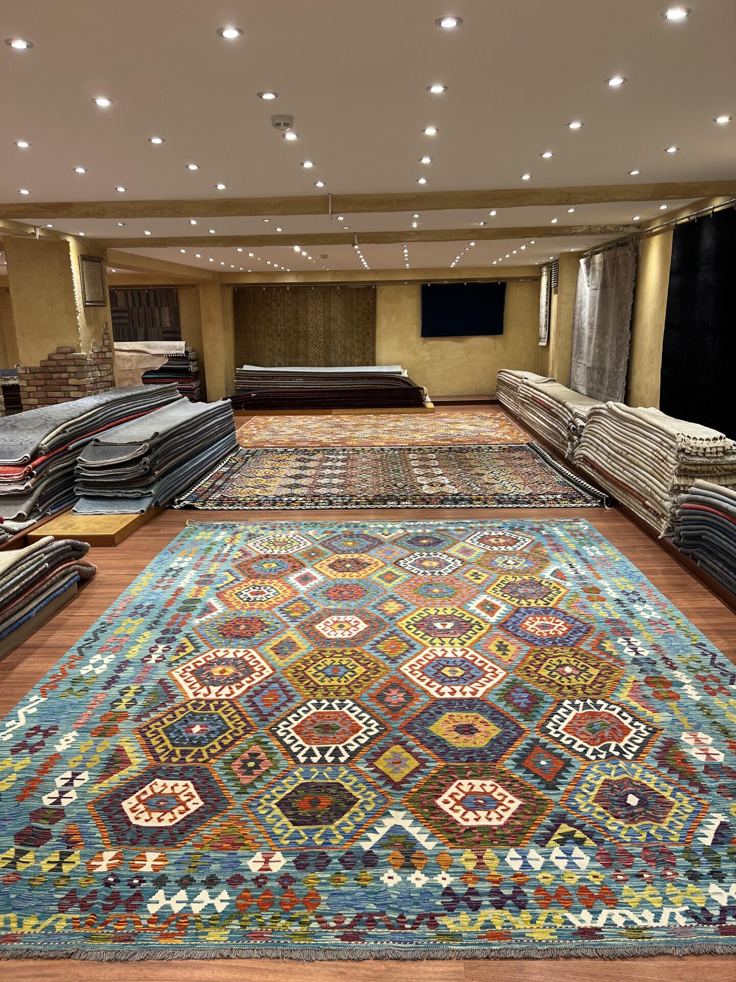 Geleneksel Motifli Büyük Boy Kilim