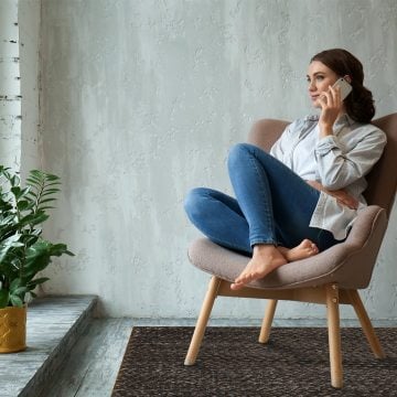 Ayağa Masaj Yapan Bordo Halı