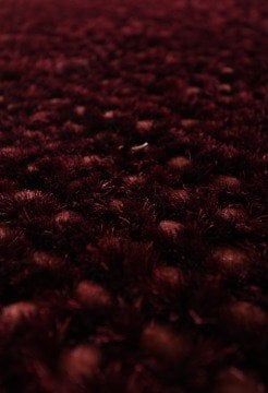 Ayağa Masaj Yapan Bordo Halı