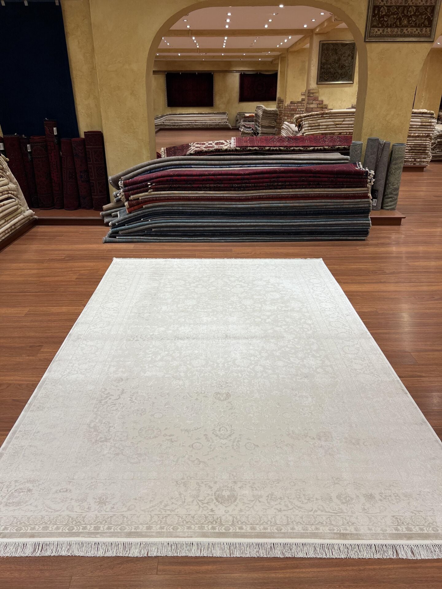 Kabartmalı Beyaz Salon Halısı