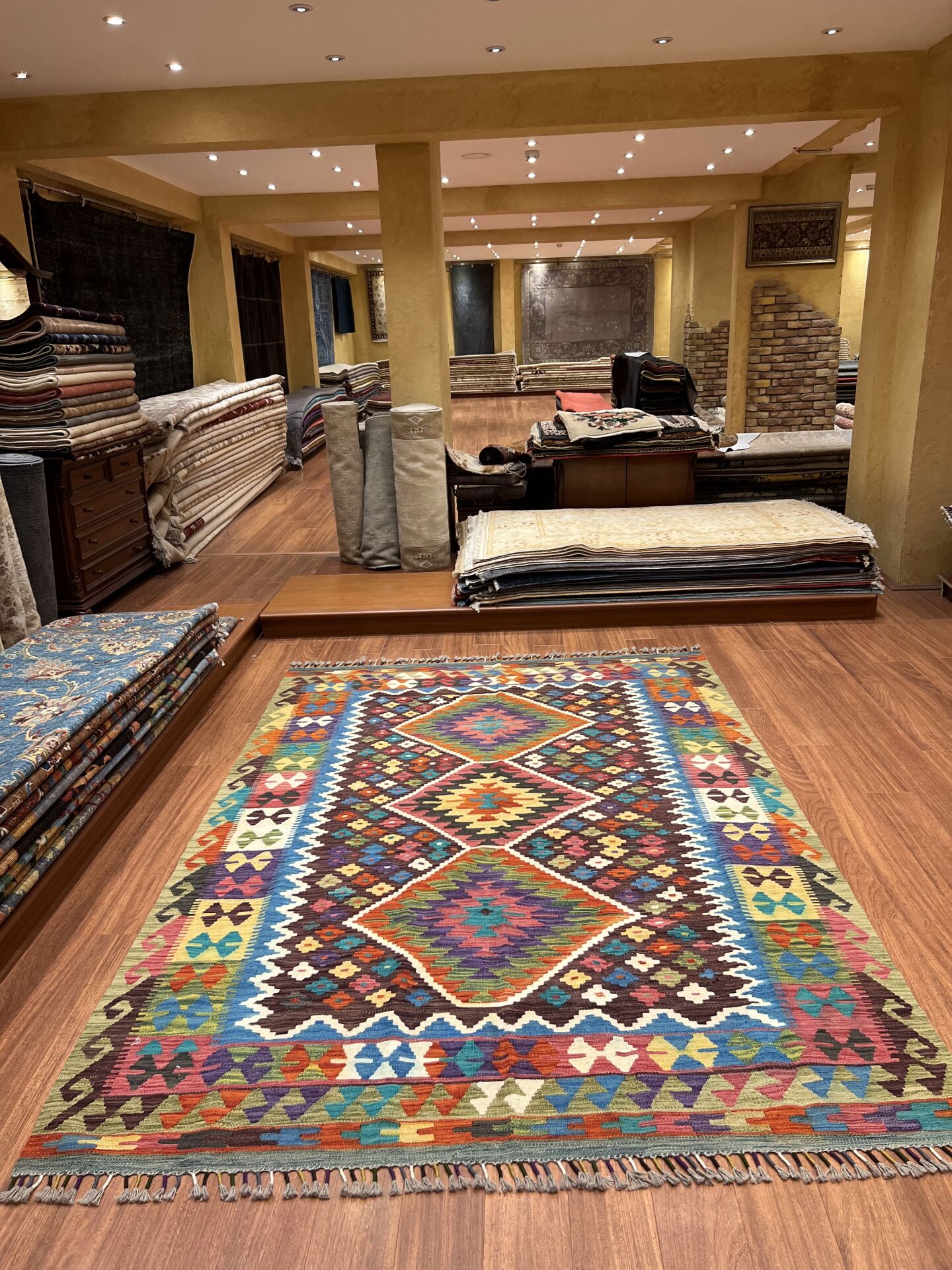 Etnik Desenli Göbekli Kilim
