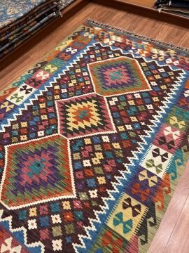 Etnik Desenli Göbekli Kilim