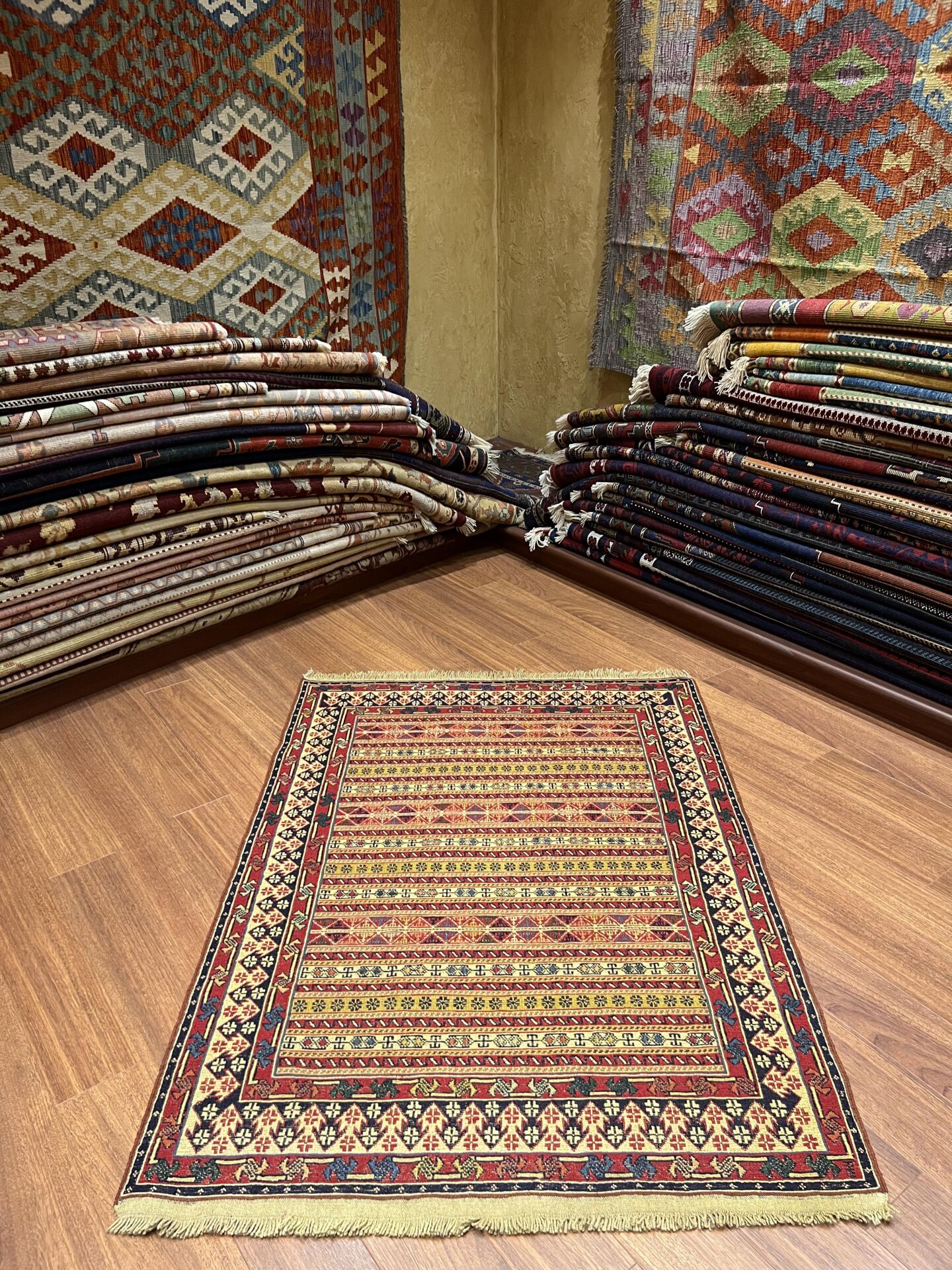 Kenarı Açık Renk Kilim