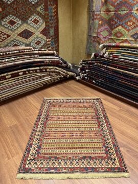 Kenarı Açık Renk Kilim
