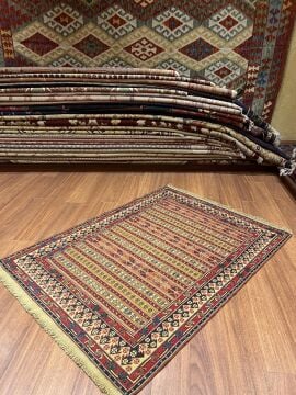 Kenarı Açık Renk Kilim