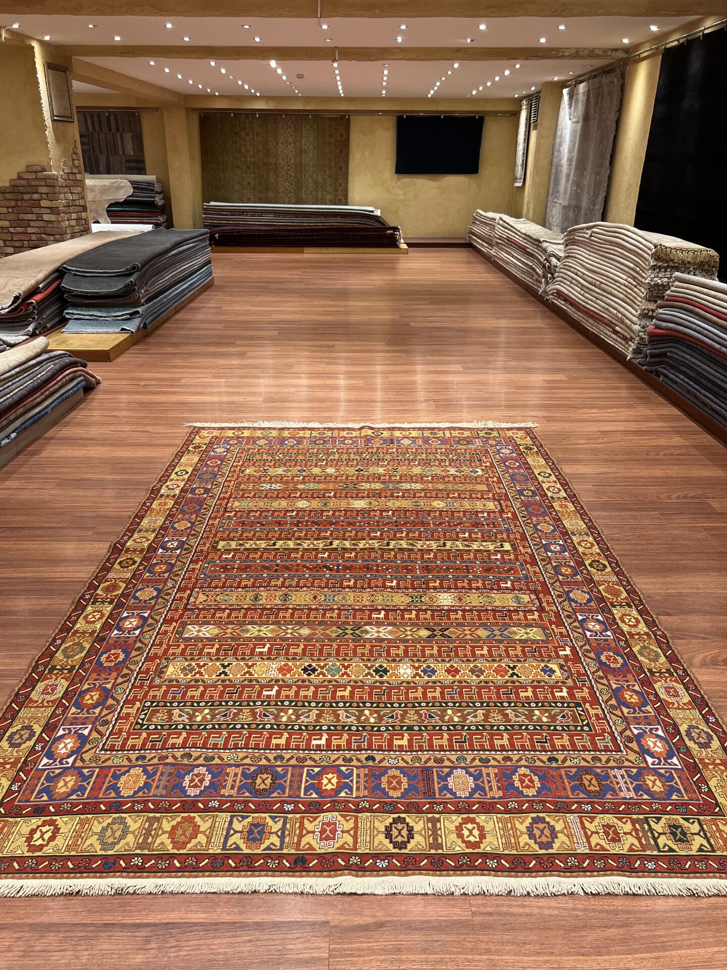 Hayvan Figürlü İran Tipi Kilim