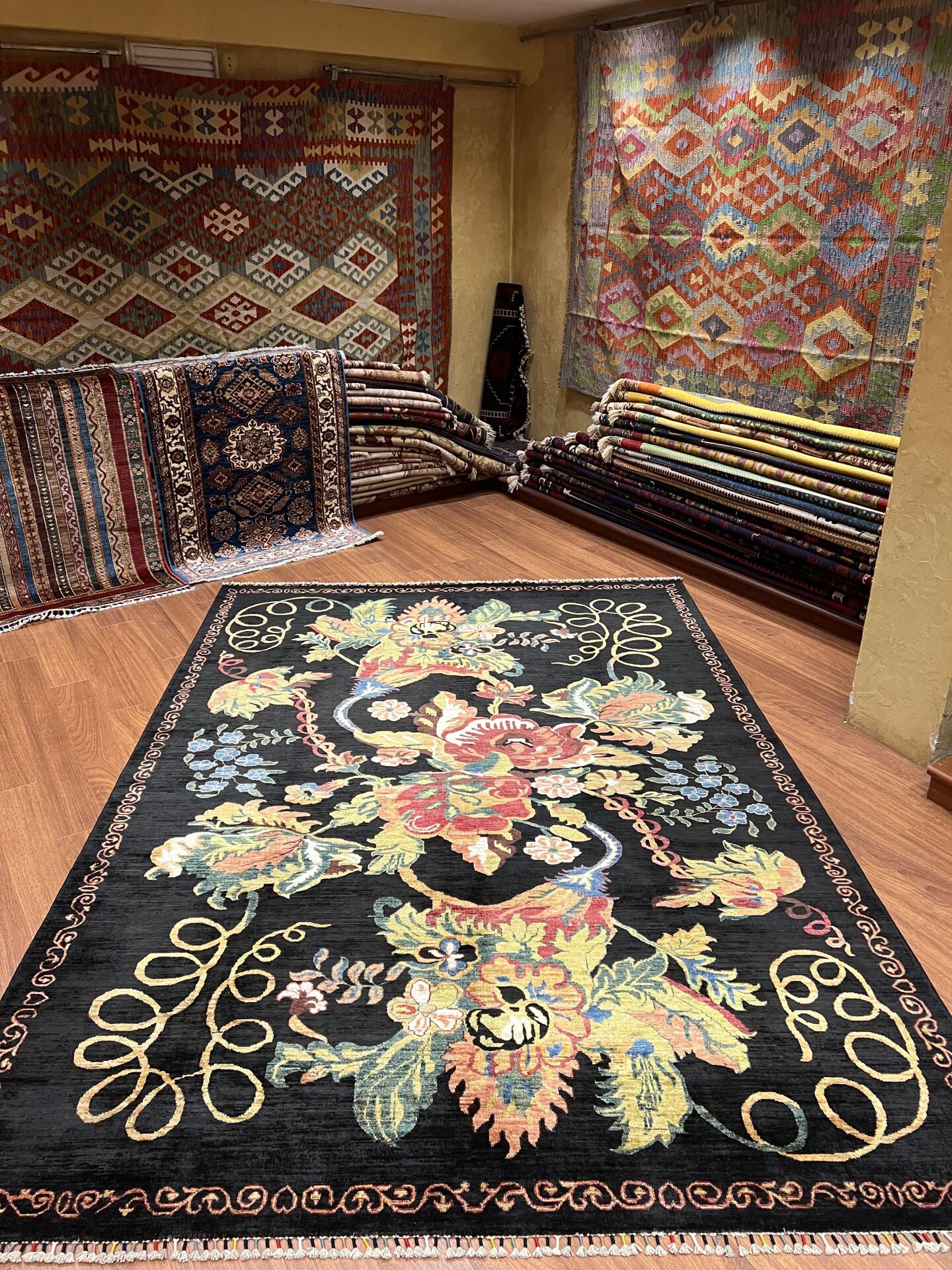 Siyah Karabağ Kilimi Desenli El Halısı