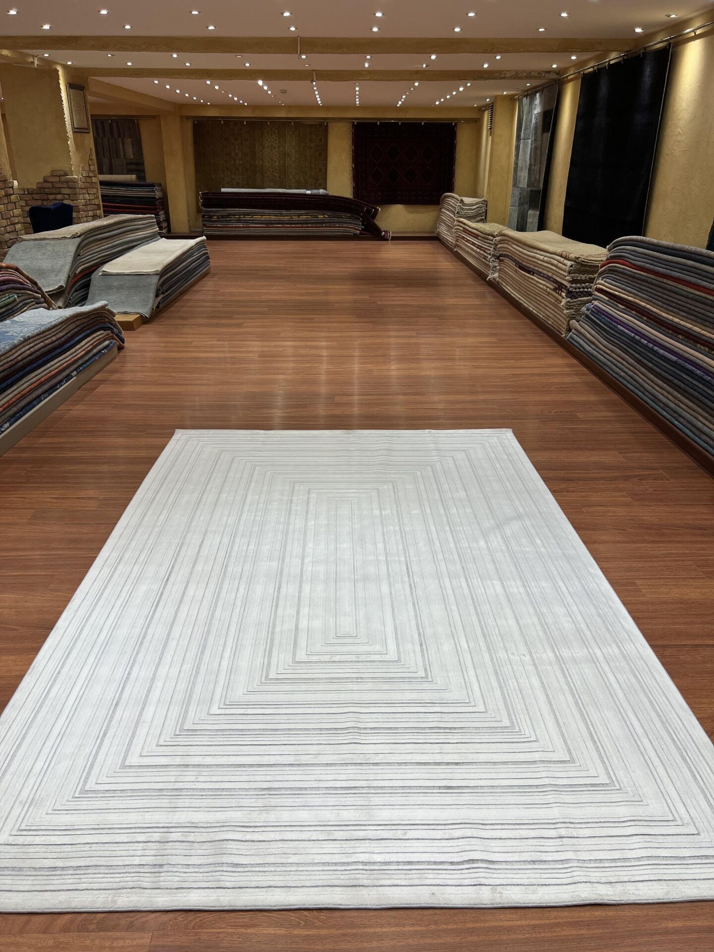 Kendinden Desenli Sade Viskon Halı