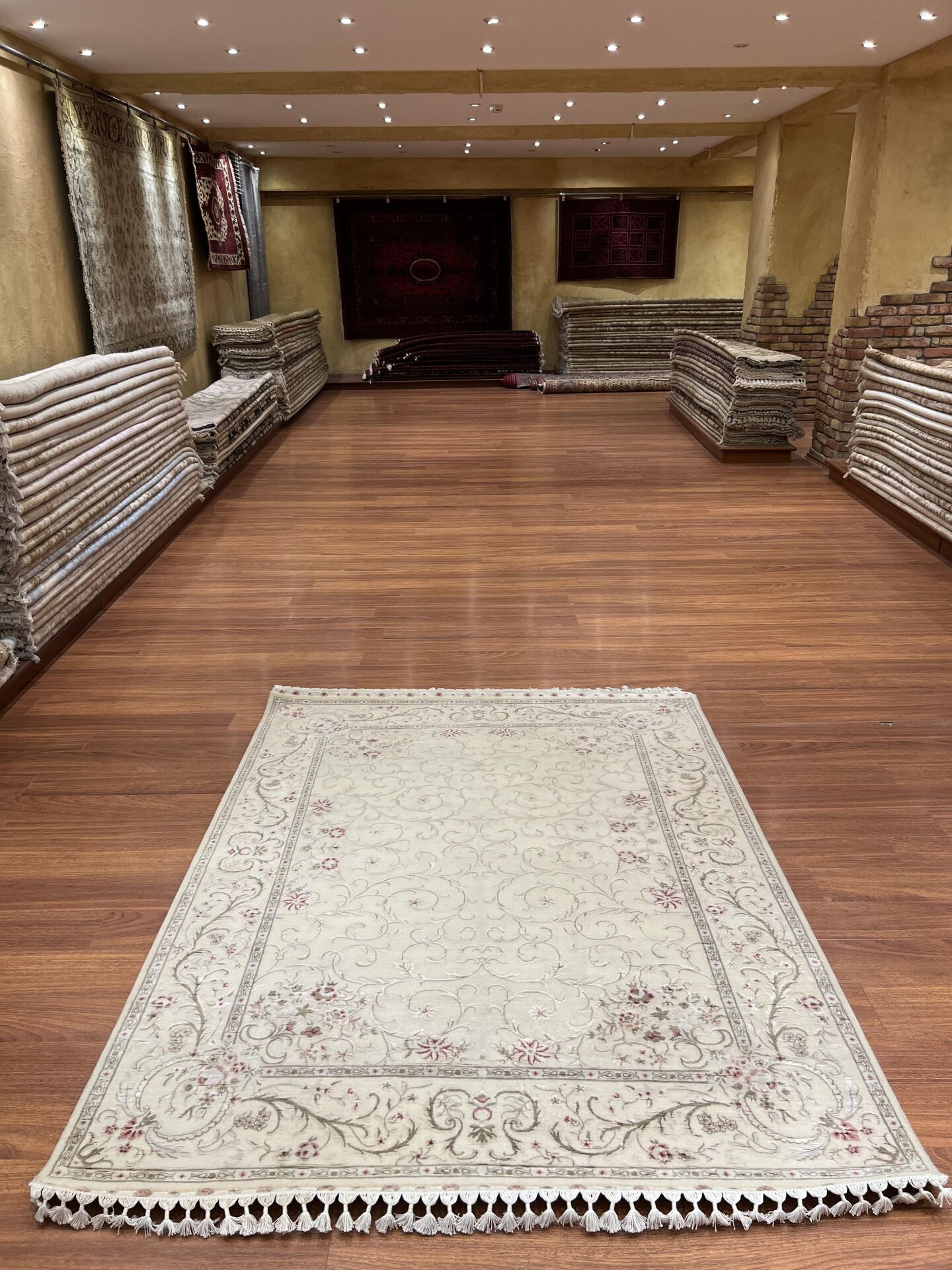 Desenleri Kabartmalı İpekli El Halı