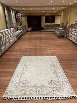 Desenleri Kabartmalı İpekli El Halı