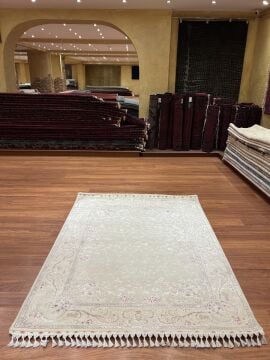 Desenleri Kabartmalı İpekli El Halı