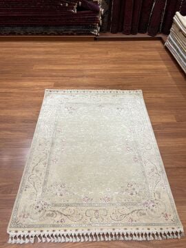 Desenleri Kabartmalı İpekli El Halı