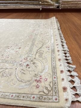 Desenleri Kabartmalı İpekli El Halı