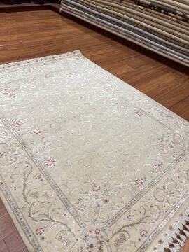 Desenleri Kabartmalı İpekli El Halı