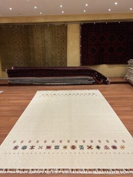 Beyaz Renk Yün Makine Halısı