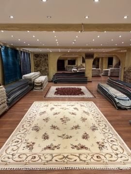 Açık Renkli İpekli Salon Halısı