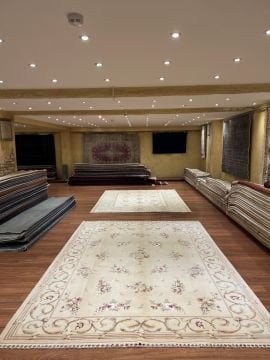 Açık Renkli İpekli Salon Halısı