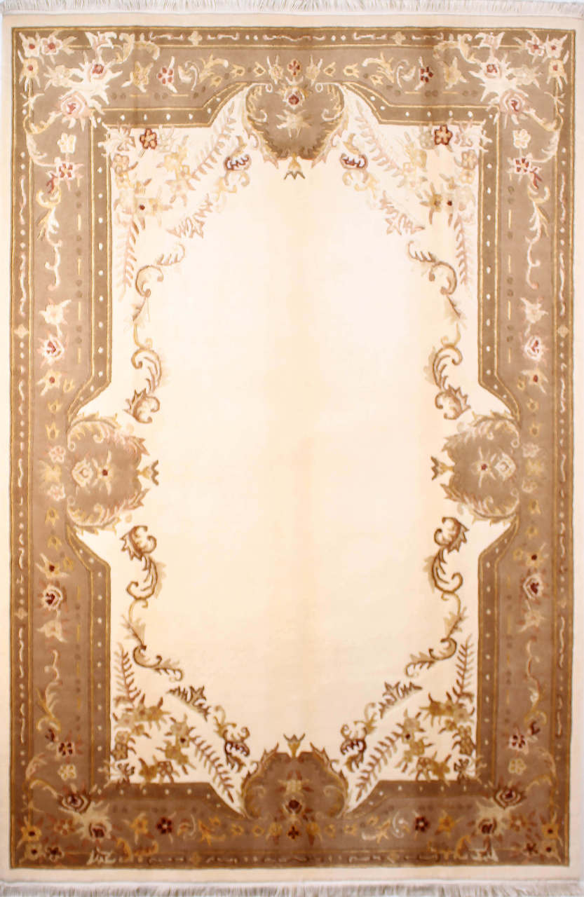 Desenleri İpek Kahverengi Kenarlı Halı