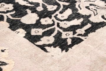 Siyah Zeminli Yün Salon Halısı