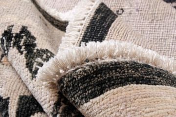 Siyah Zeminli Yün Salon Halısı