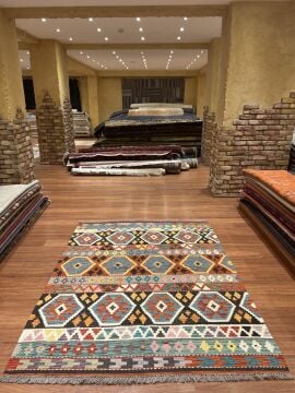 Pembe Renk Detaylı Küçük Kilim