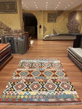 Pembe Renk Detaylı Küçük Kilim
