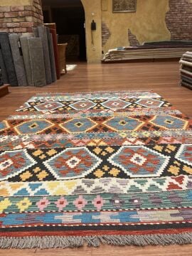 Pembe Renk Detaylı Küçük Kilim