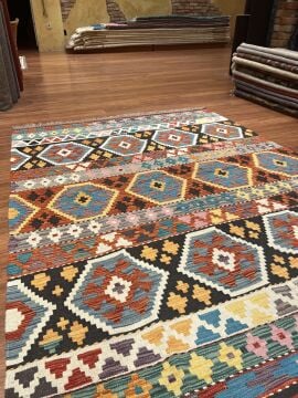 Pembe Renk Detaylı Küçük Kilim